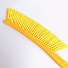 Load image into Gallery viewer, Beekeeping Tools New Single Row Plastic Handle Plastic Hair Bee Brush Bend Tip Tail Cleaning Beehive Tools
